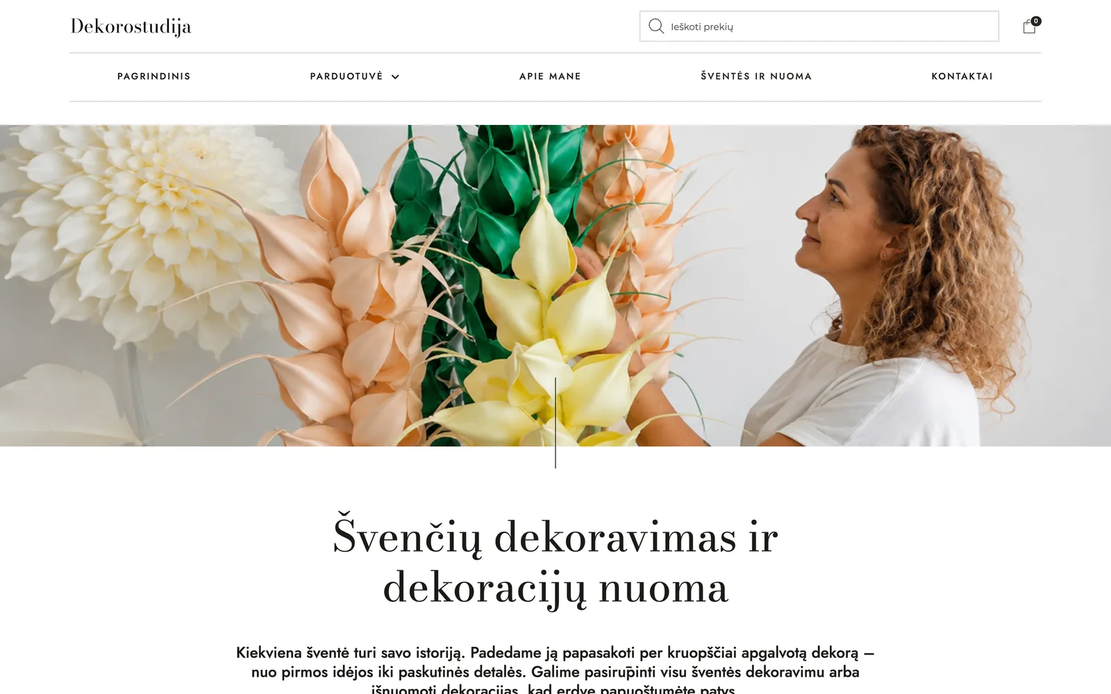 „Dekorostudija.lt“ švenčių dekoravimo ir dekoracijų nuomos puslapis su didelių dekoratyvinių gėlių nuotrauka