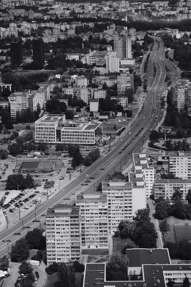 Nespalvota miesto panorama iš aukštai