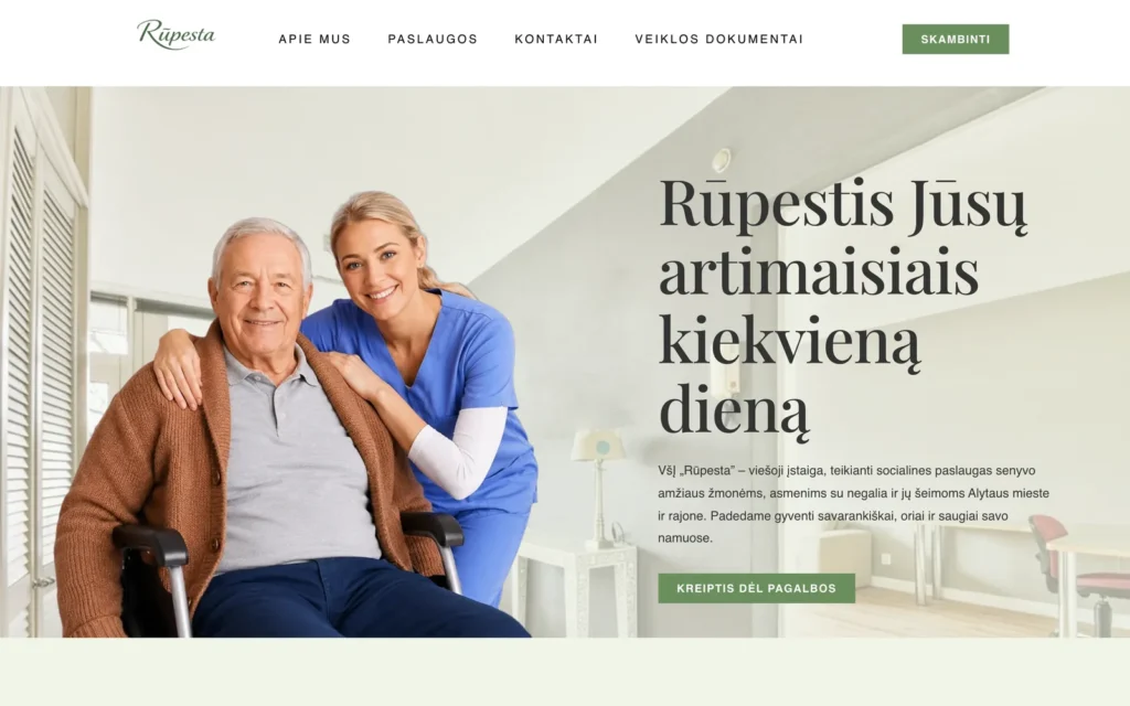 „Rūpesta.lt“ pradinis puslapis: slaugytoja ir senjoras, antraštė apie rūpestį artimaisiais