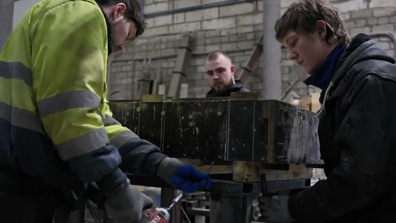 Kadras iš „Tringala“ betono gaminių gamybos proceso video